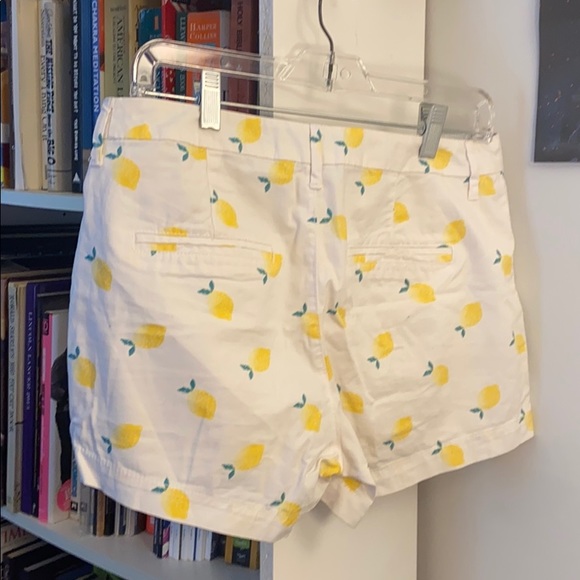 🔥3 FOR $10🔥 🍋  Lemon print shorts! - Picture 2 of 2